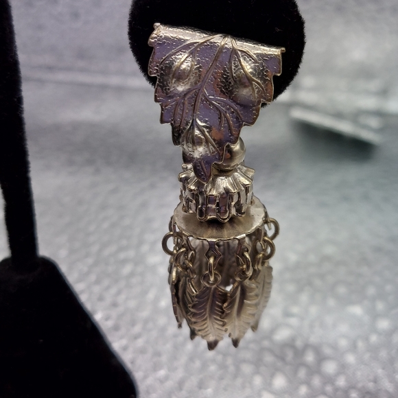 Vintage Leaves Dangle Earrings. Unique & Attractive. VGC. - Picture 10 of 11